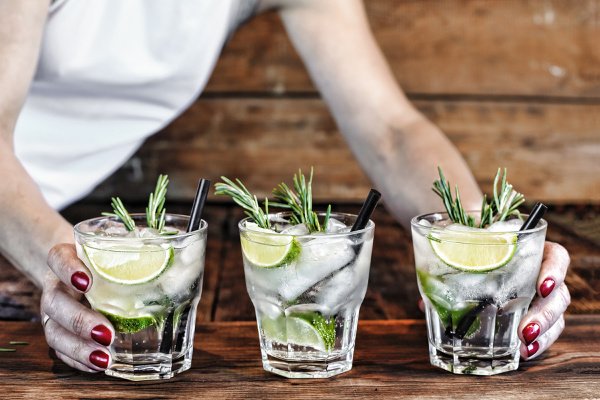 40 Low Carb Cocktails for Weight Loss | If you're trying to lose weight and don't want to give up alcohol, you're in luck! Whether you're organizing a girls night in or you're on the hunt for low carb drinks to order at the bar with your BFF, we've curated 40 of the best keto cocktails that are simple and easy to make, taste good, and are (relatively) guilt free! From vodka, to gin, to tequila, to rum, to whiskey, to bourbon, there's a drink here for everyone!